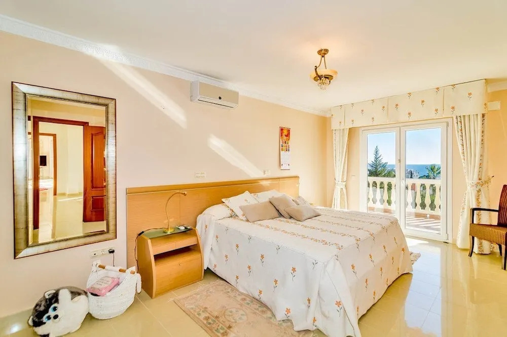 CS Luxury 4 Bedroom Villa Close to Beach RoomService