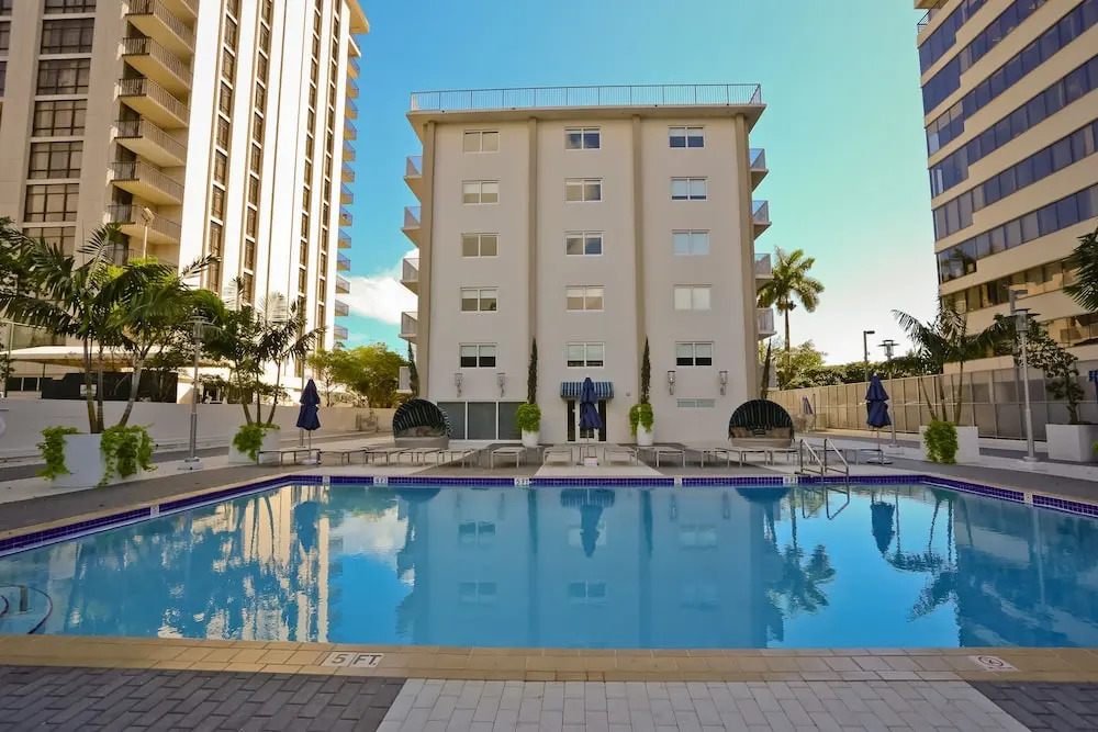 Coconut Grove Apartments by NUOVO