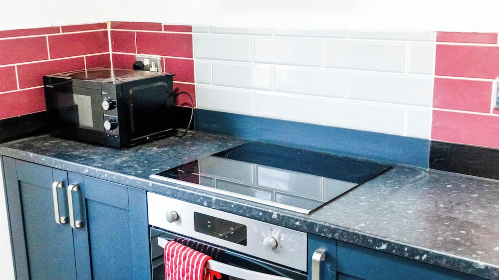 Serviced Accom Sleeps 8 - Near London, Parking