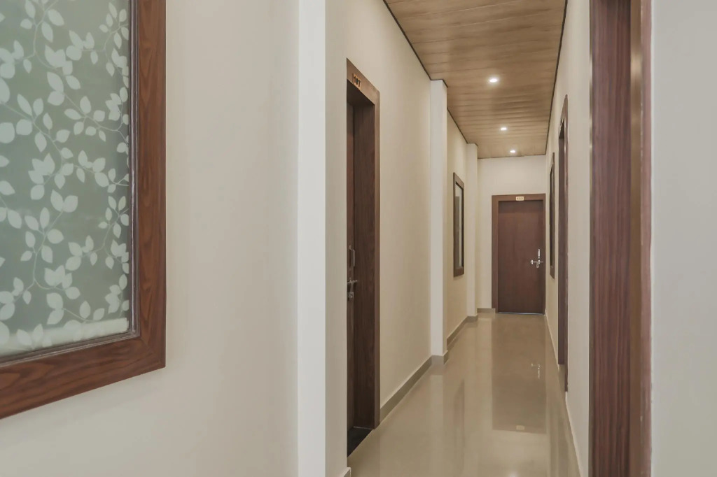 OYO 70438 Hotel R V Palace