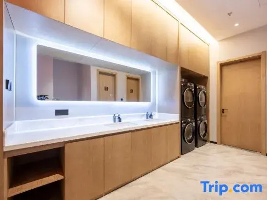 Super8 Hyatt  Hotel (Daxinghuangcun Railway Staion Subway Station Store)