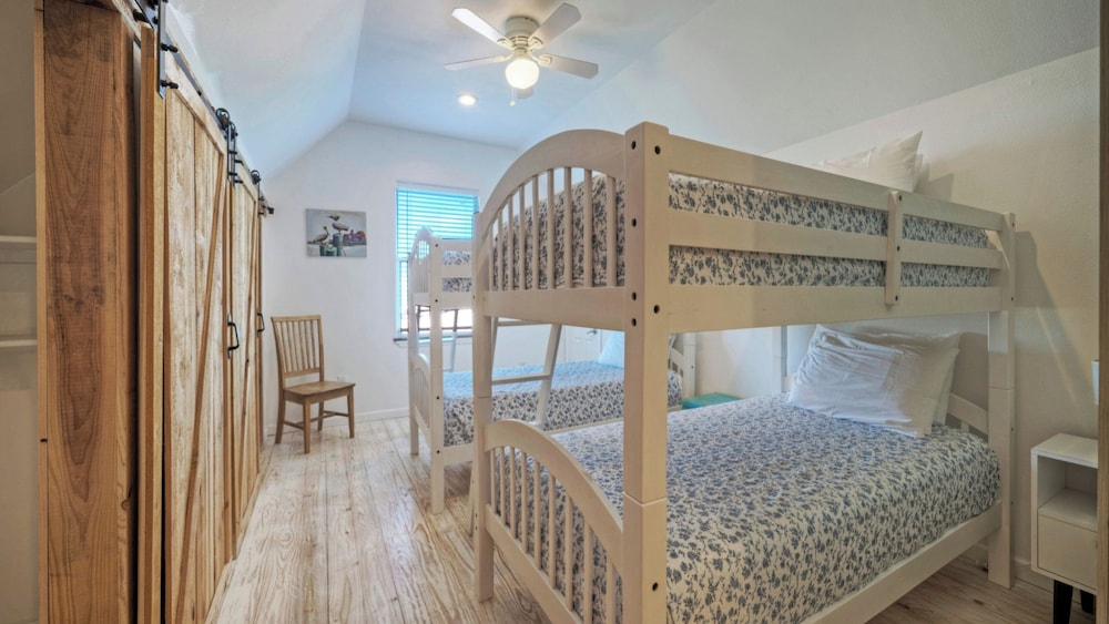 Sleeps 84, 9 Homes Private Boat Dock, Waterfront Pool, Views Laguna Village