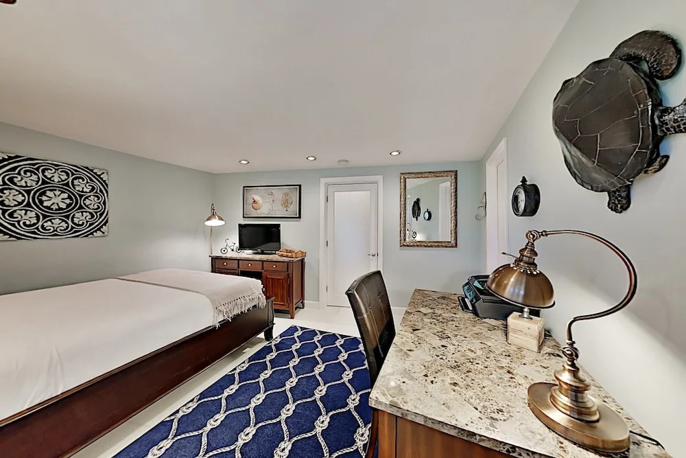Steps To Beach! Heated Pool, Spa & Chefs Kitchen 3 Bedroom Home