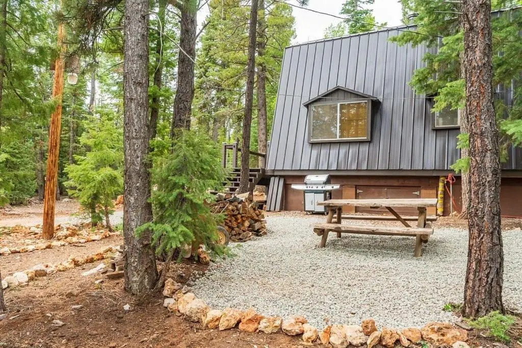Cozy Cabin Near Bryce and Zion sleeps 4 adults