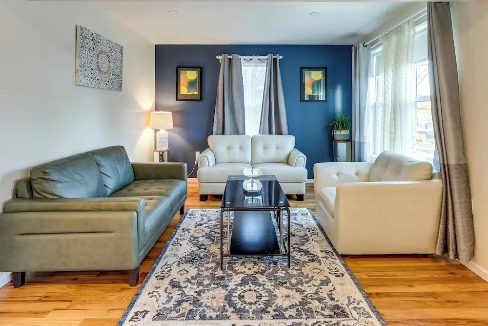 6 Mi to Dtwn New Haven: Duplex w/ Shared Yard