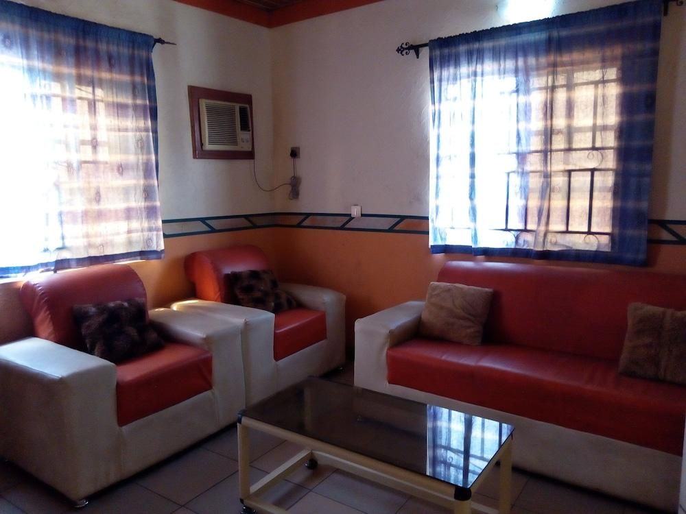 Adebayowa Hotel