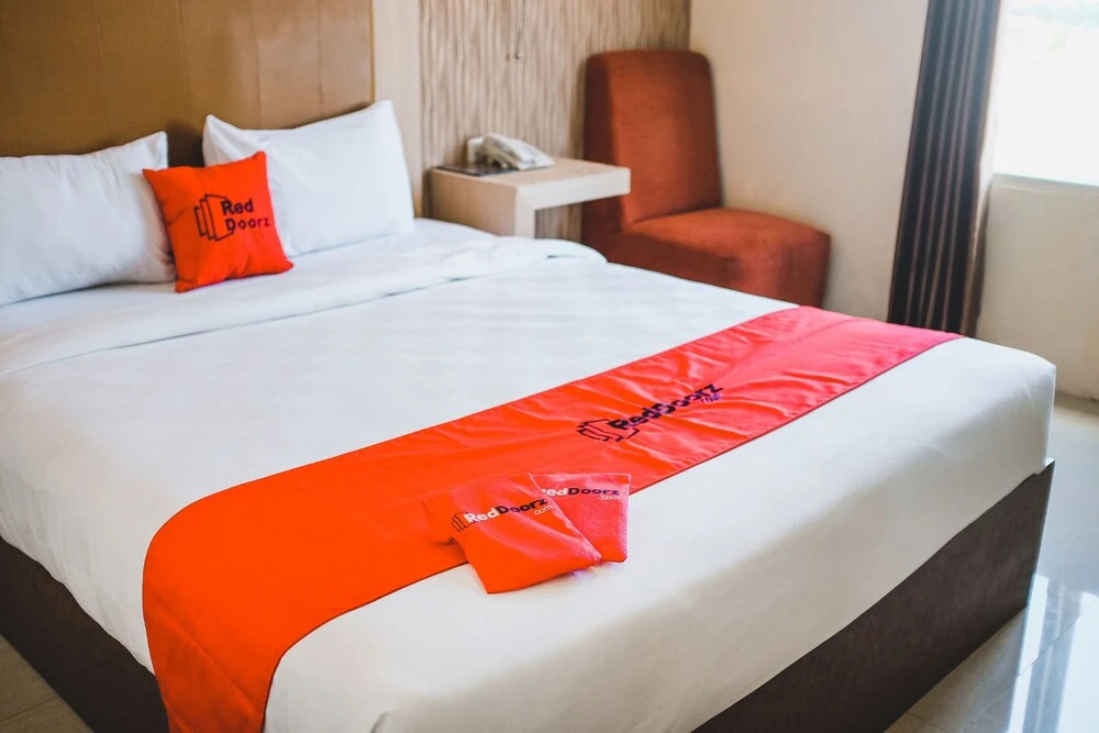 RedDoorz Plus near Mall Panakukang