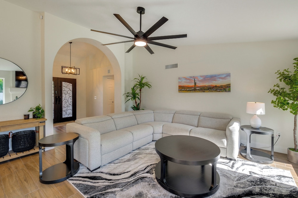 Heated Pool, Game Room: Family Home in Tempe!