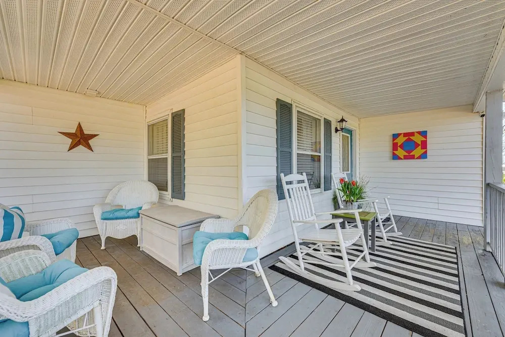 'the Farmhouse' in Fort Lawn w/ Fire Pit & Deck!