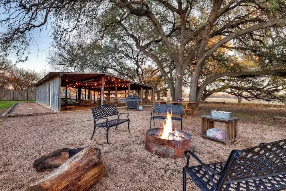 Waylons House-hot Tub Shared Party Barn With Games