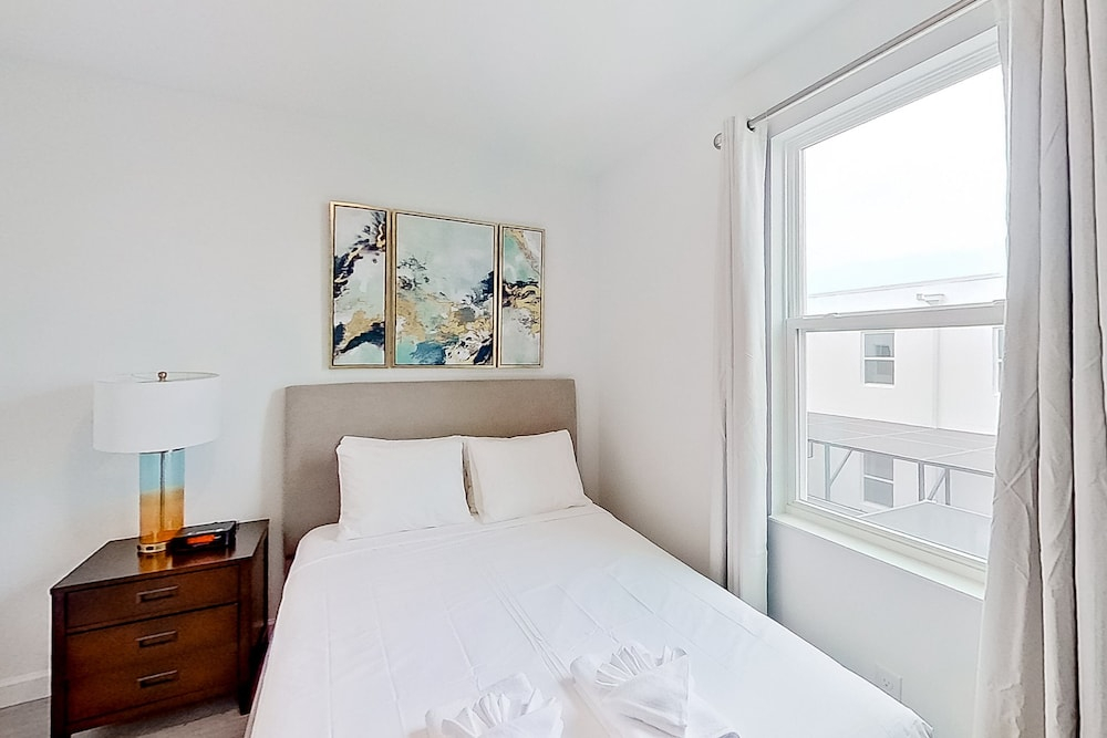 Dog-friendly Radiant & Modern Townhome With Private Pool, Patio, AC, & W/D