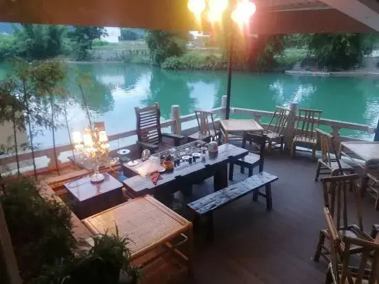 Yangshuo Banxian Bieyuan Homestay (Yulonghe Bamboo Rafting Yulongqiao Wharf Branch)