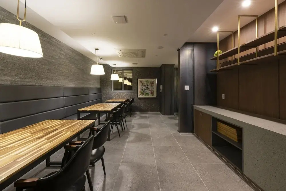 Brown-Dot Hotel Gupo