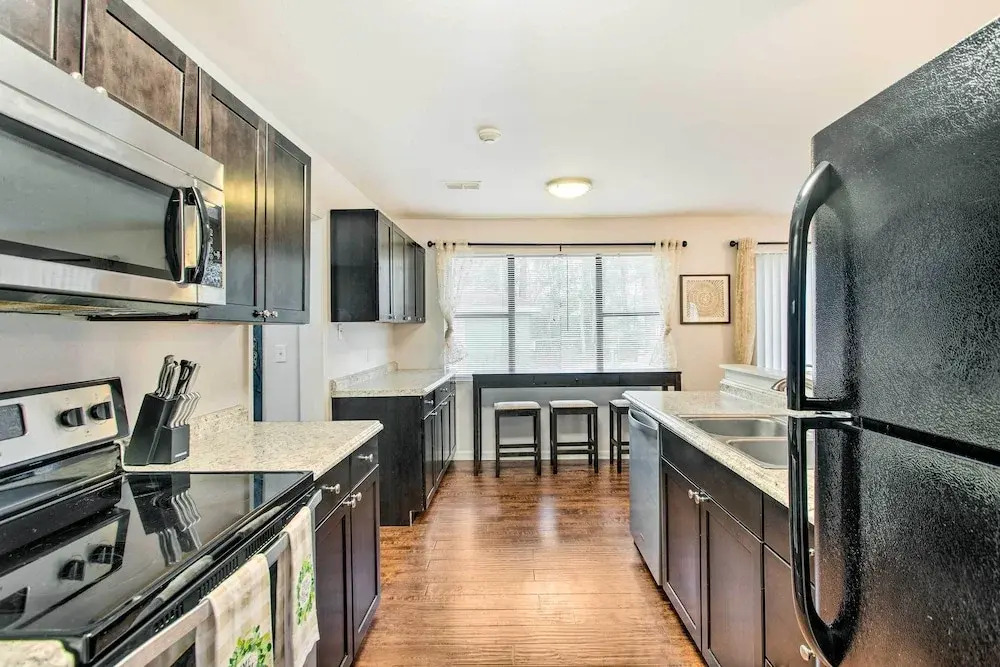 Bright Hinesville Home, 43 Mi to Savannah