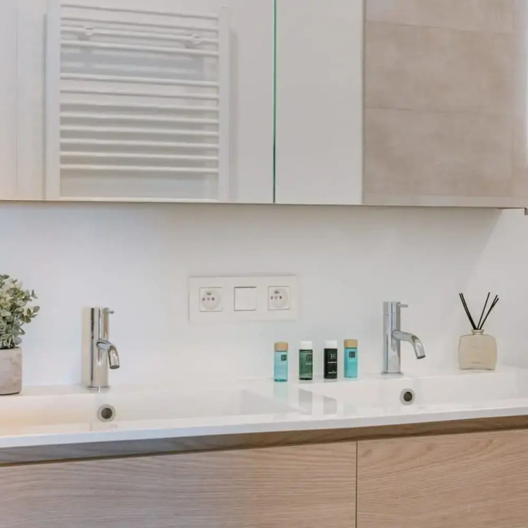 Stylish 2 Bedroom With Terrace and Parking