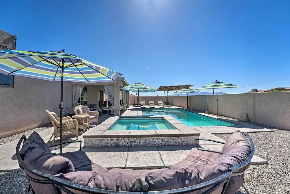 Central Lake Havasu City House: Grill & EV Charger