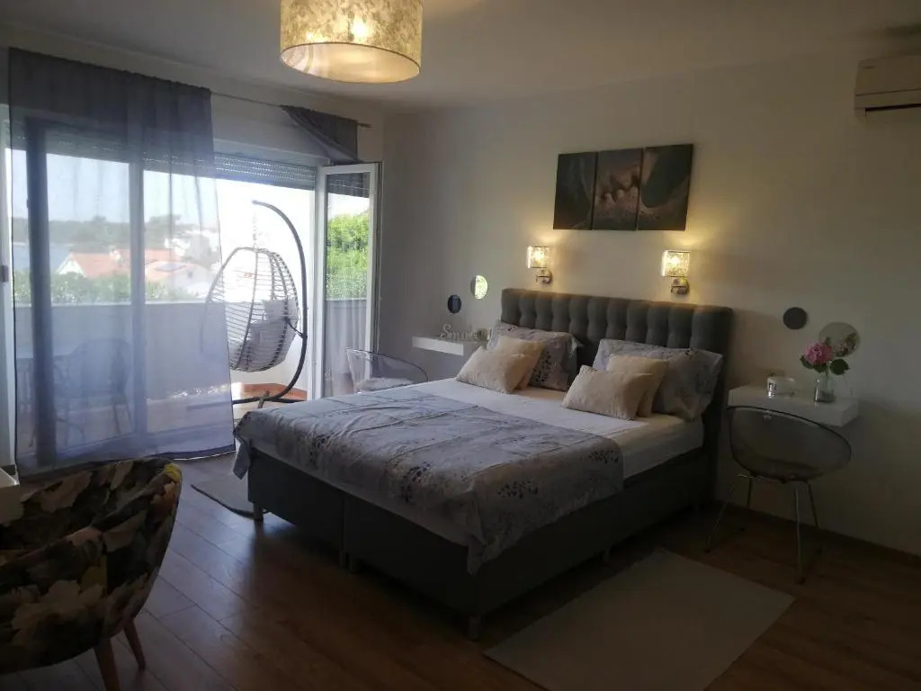 Riviera Rooms and Apartments