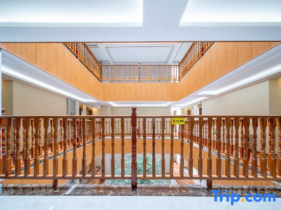 Heyue Hotel (Linyi Yunxian High speed Railway Station Store)