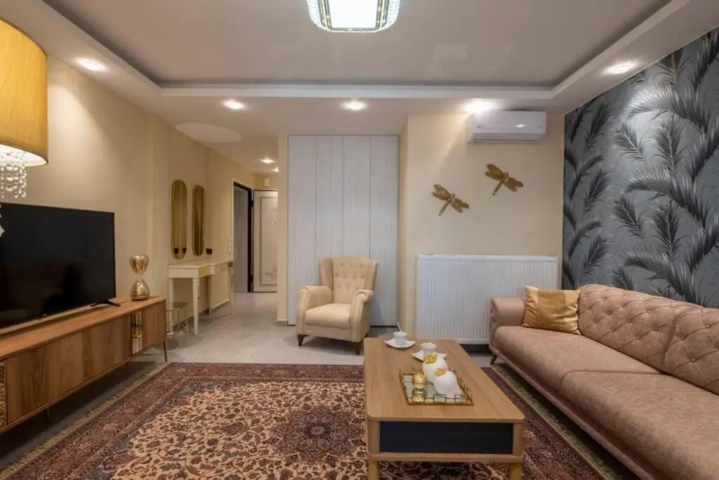 Maison De Luxx, A9 Central Lux