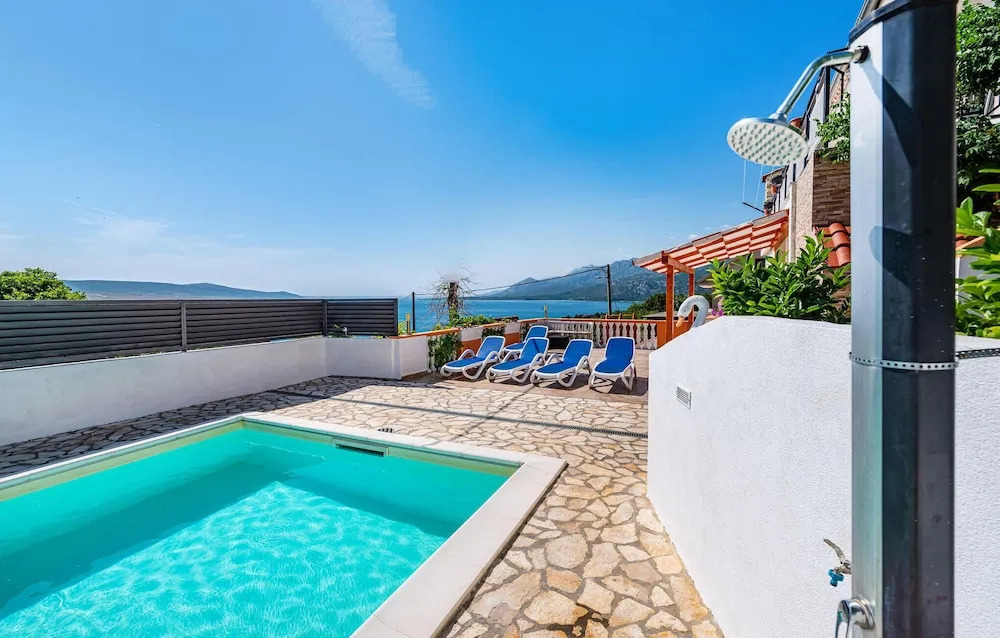 Five-Bedroom Holiday Home In Rovanjska