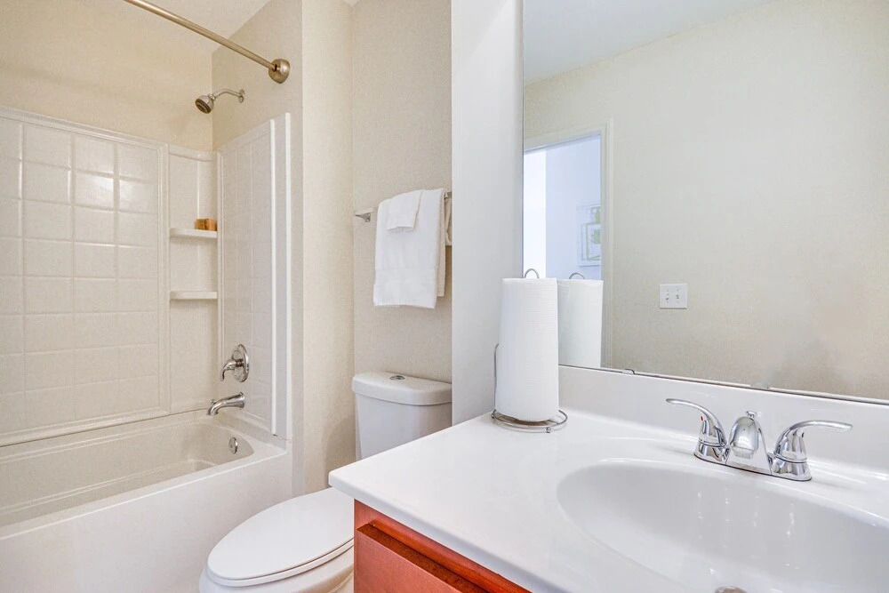 Cozy Greensboro Townhome w/ Community Pool & Grill