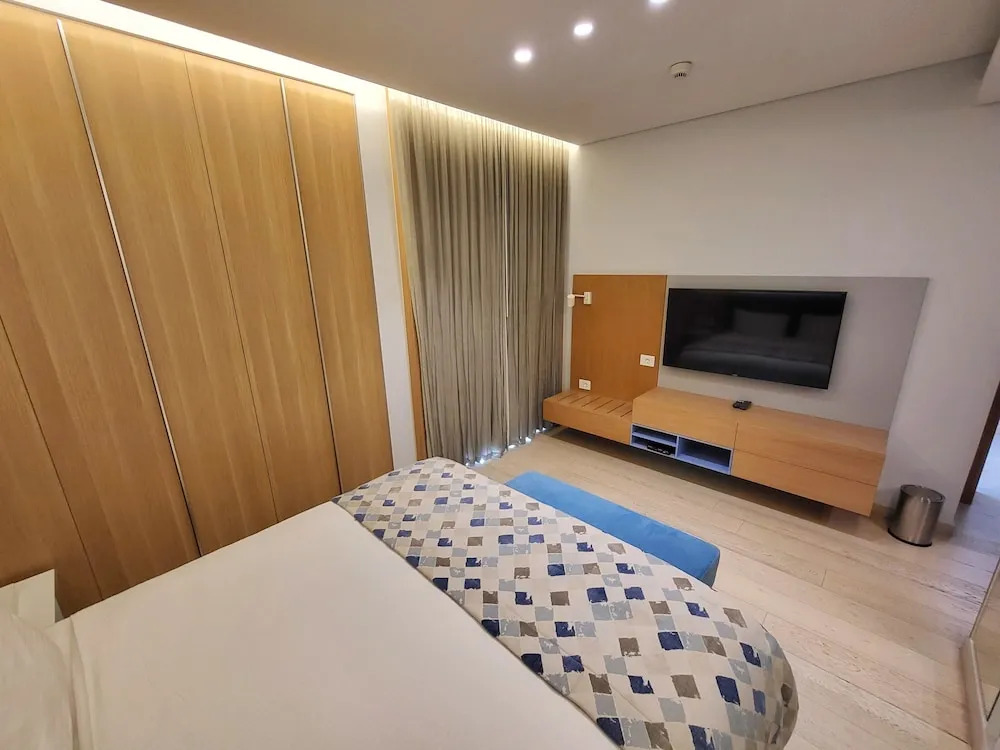 Monot Suites