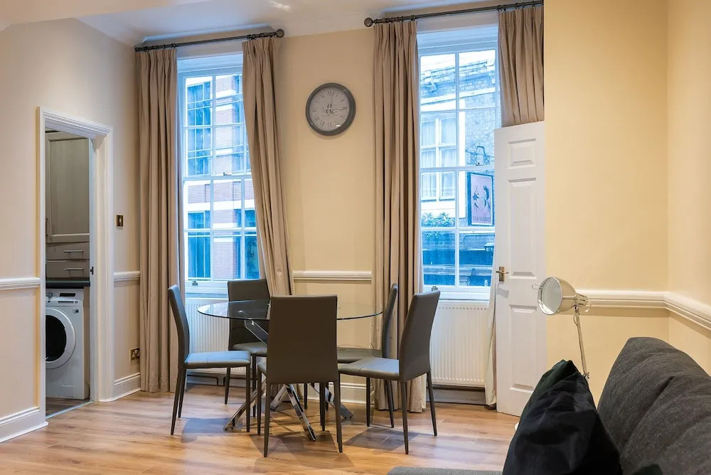 Amazing Two Bed Moments From St Pauls Cathedral A2