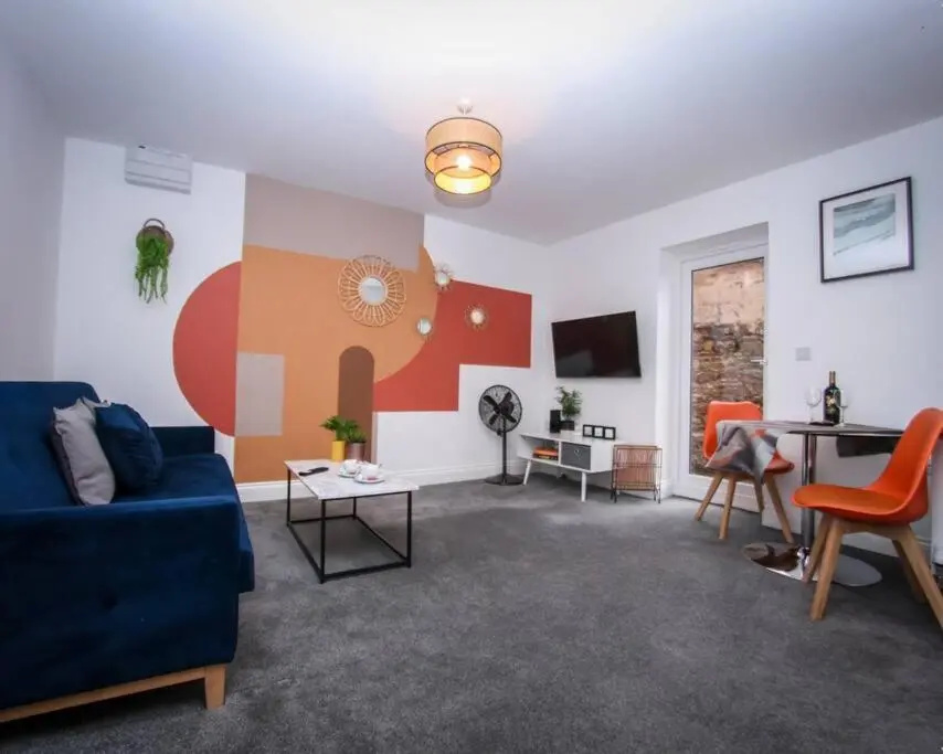 No15 Luxe Living Elegant City Home-1 Bed-Garden-Wifi-Private Parking-Beach-City