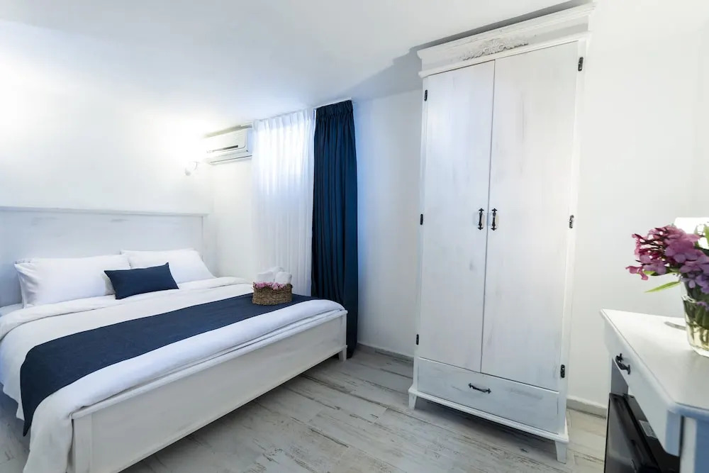 Delos Hotel