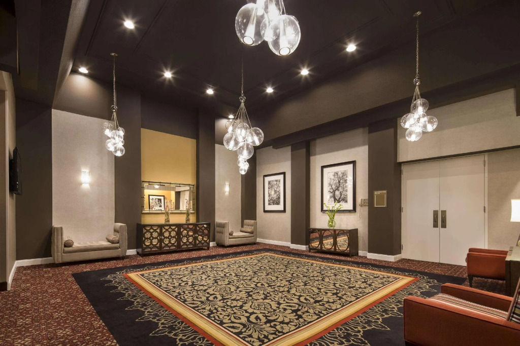 DoubleTree by Hilton Hotel Raleigh Brownstone University