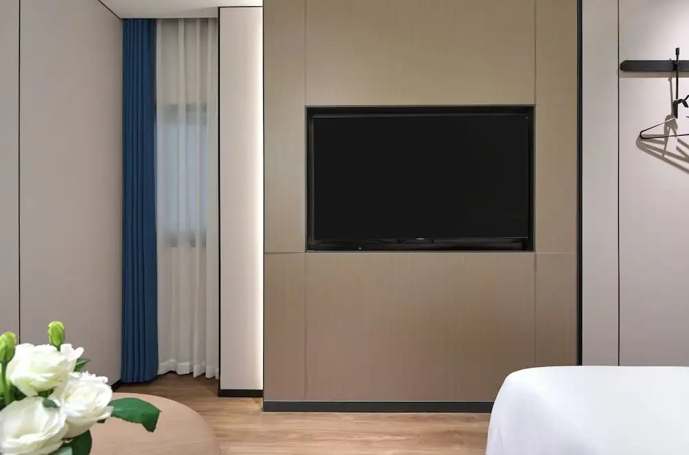 Jinglai Zhenxuan Shanghai Tongji Hospital Xincun Road Subway Station Hotel