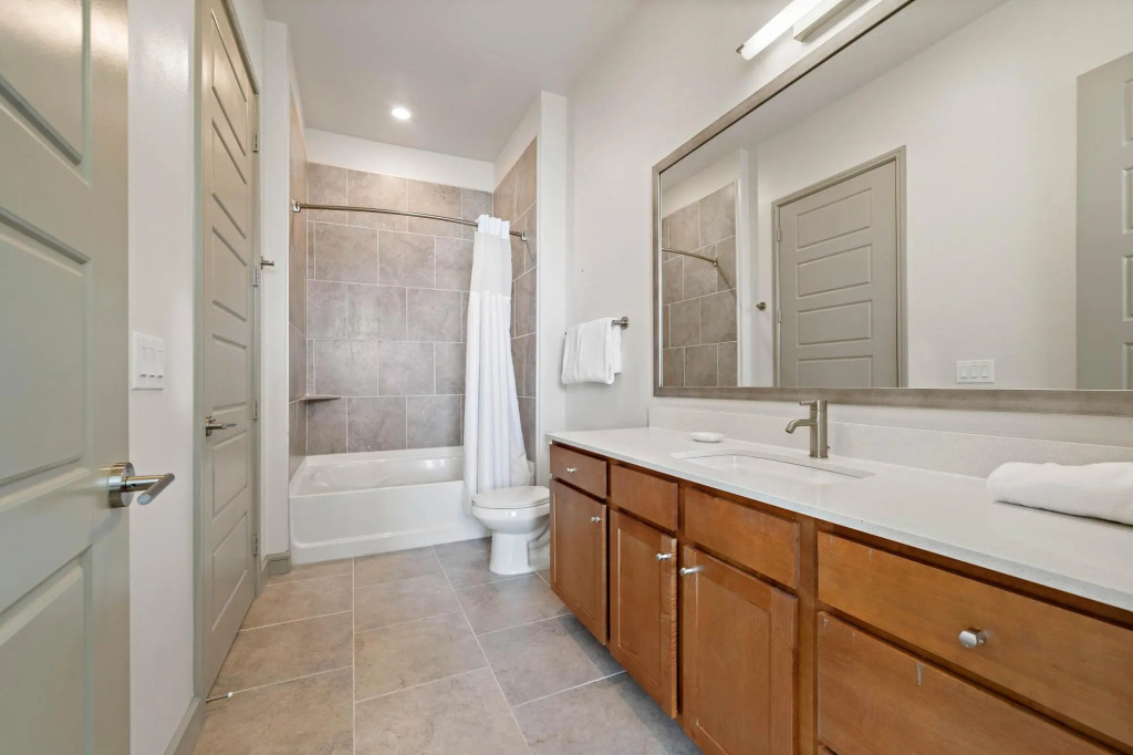 Deep Cleaned Modern 2BR Apt Downtown Location