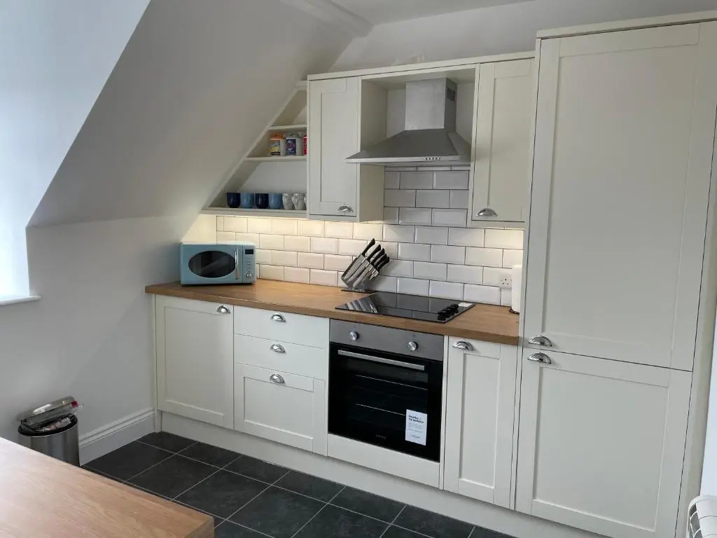 Spacious 3-Bed, Town Centre, Parking, Near Beach