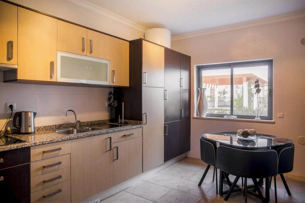 B05 - Lux & Pool Central Apartment