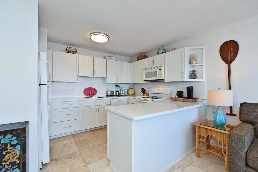 Lahaina Roads #205 1 Bedroom Condo by Redawning