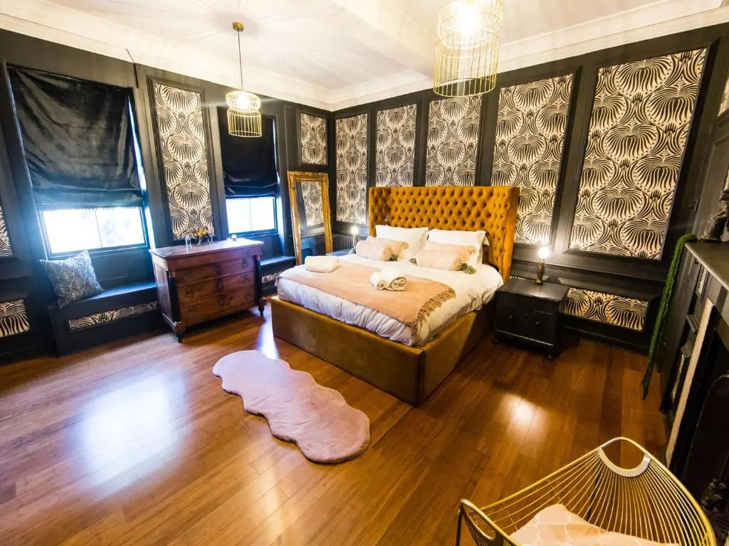 Luxury Travel Emporium YO1 - Exquisite 400 Year Old, City Centre Townhouse
