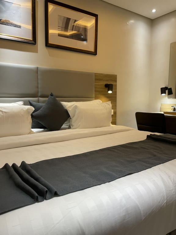 Ringruby Hotel, Oladipo Bateye