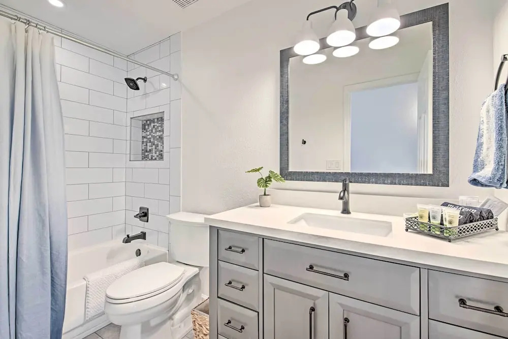 Upscale Phoenix Abode: Walk to South Mountain Park