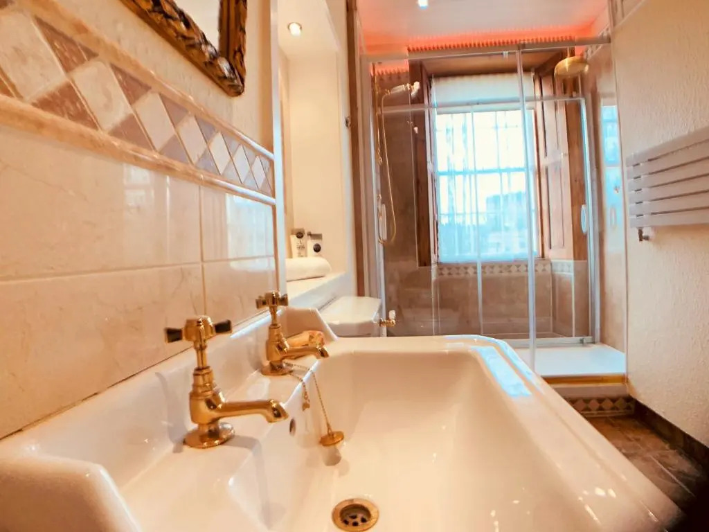 F2 Charming City Centre Apartment full of Character