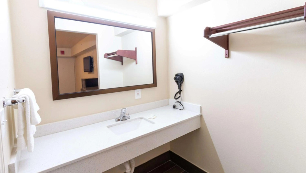 Magnuson Extended Stay and Suites Airport Hotel
