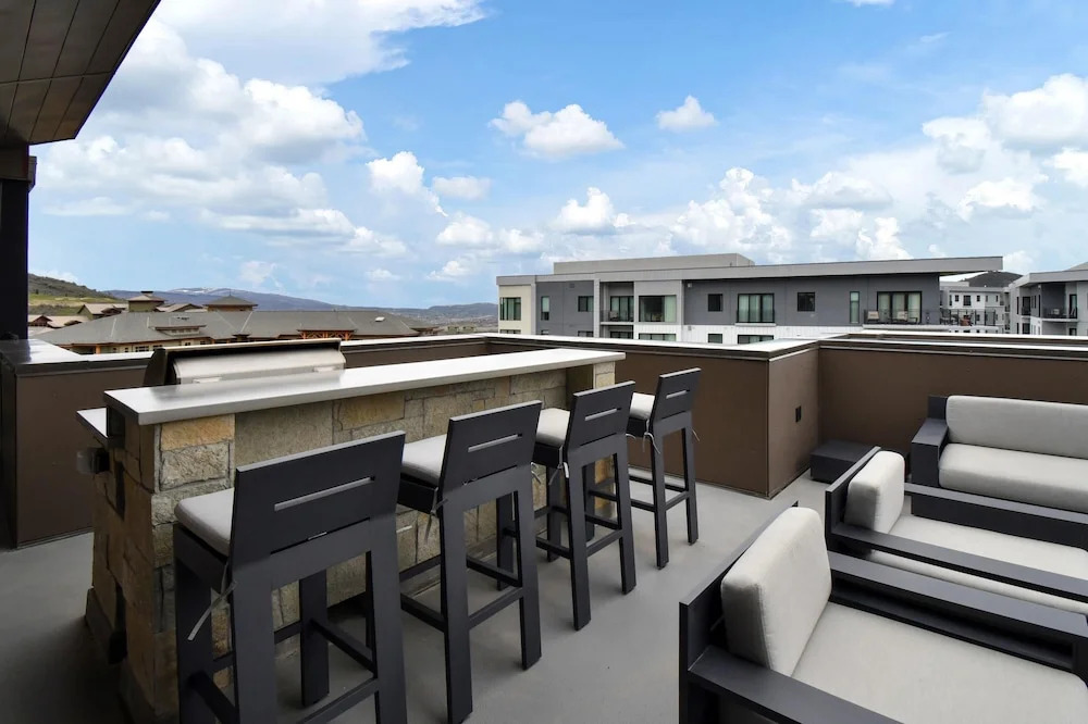 Stunning 4-bdr Penthouse With Rooftop Deck Ski-in out Access Pool hot Tubs 5-star Amenities