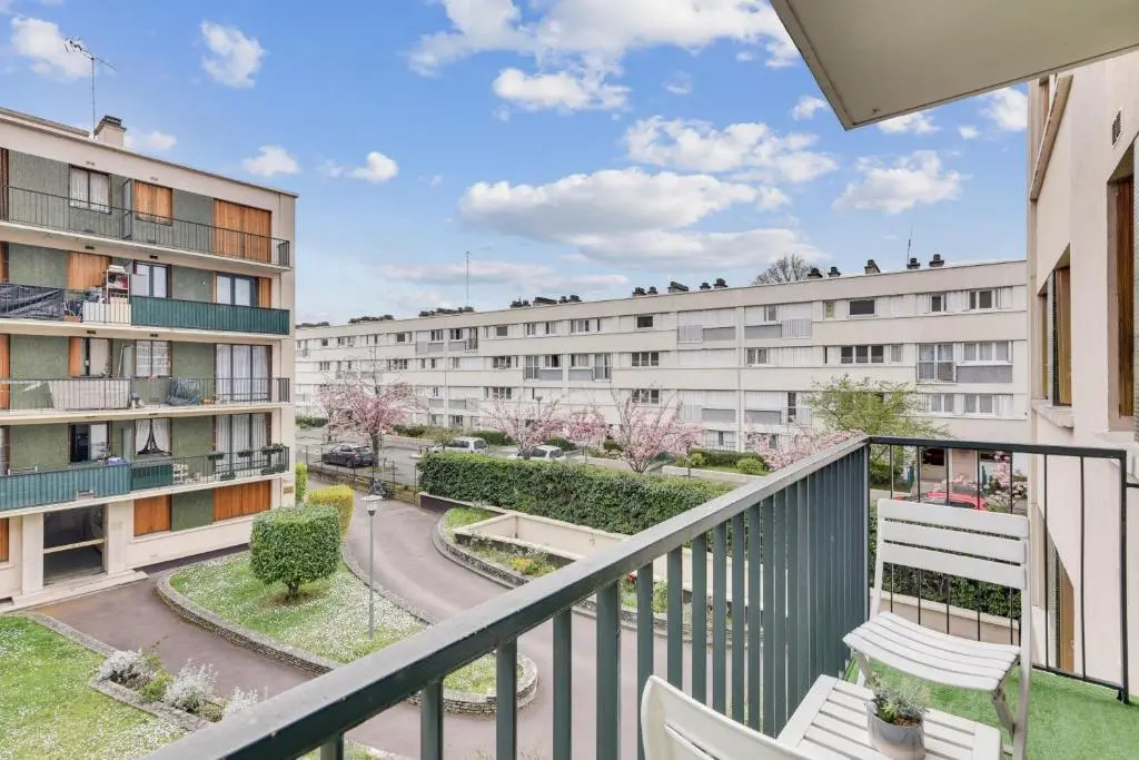 Budget apart with balcony near Paris