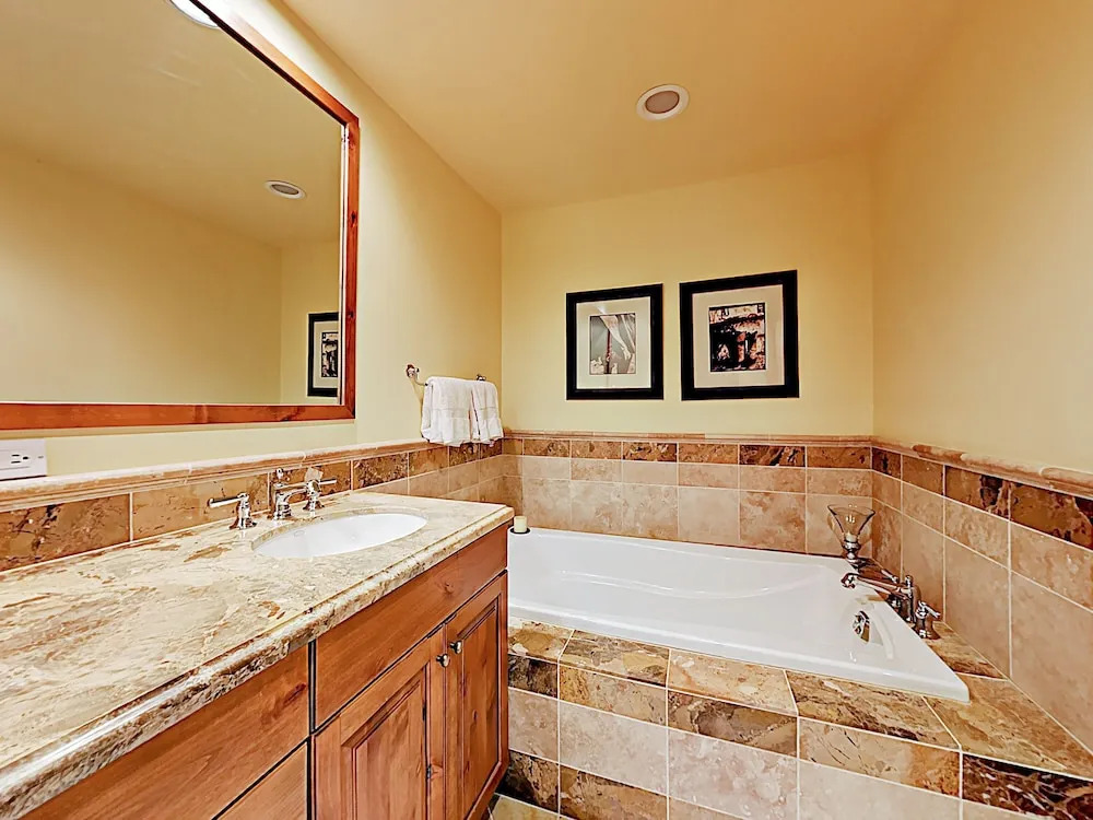 New Listing! The Valley: Luxe Ski-in/ski-out 3 Bedroom Condo