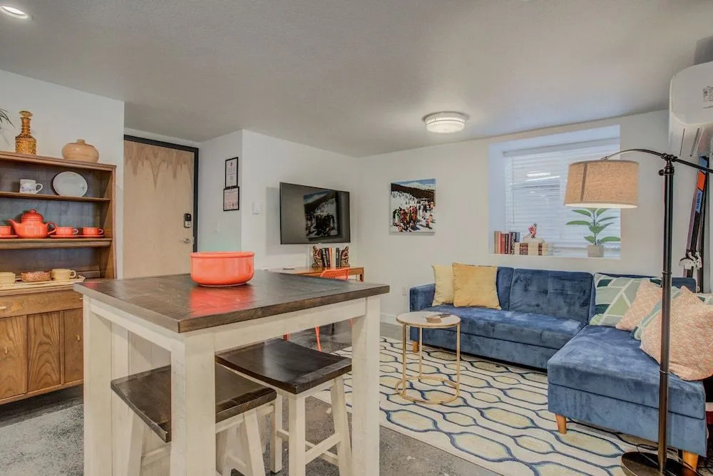 Trendy Urban Neighborhood & Dog-friendly Downtown