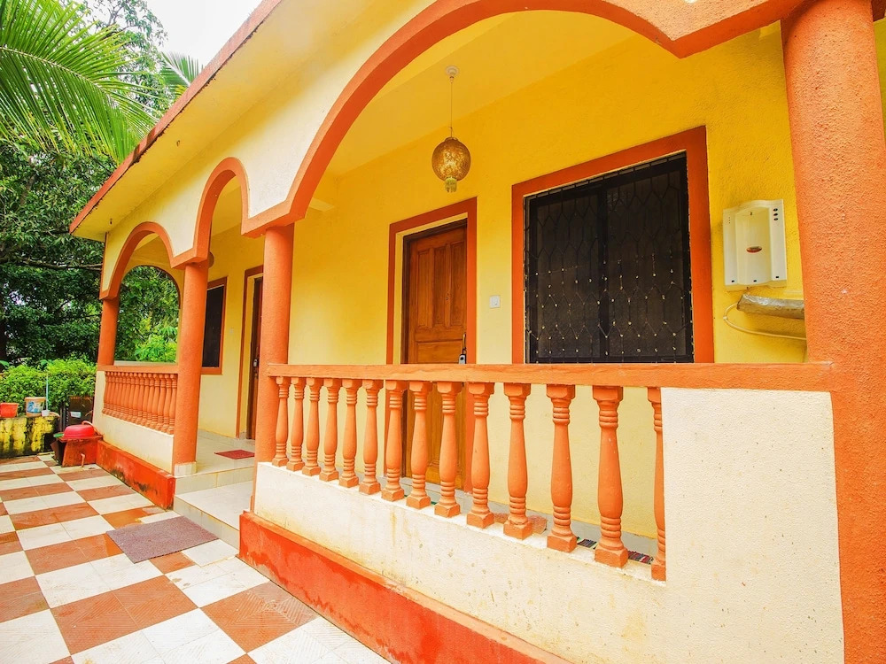 OYO 17370 Home Colorful 1BHK Calangute Beach