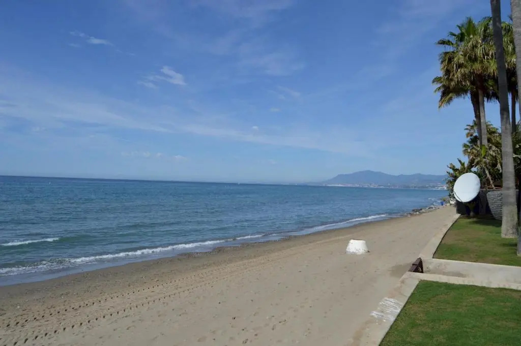 Modern Designer Villa 34121743 Direct Seafront Los Monteros Marbella for Holiday Rentals