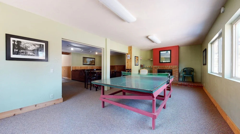 Mammoth View Villas 40 Walk to The Village Gondola, Private Grill and Washer Dryer by RedAwning