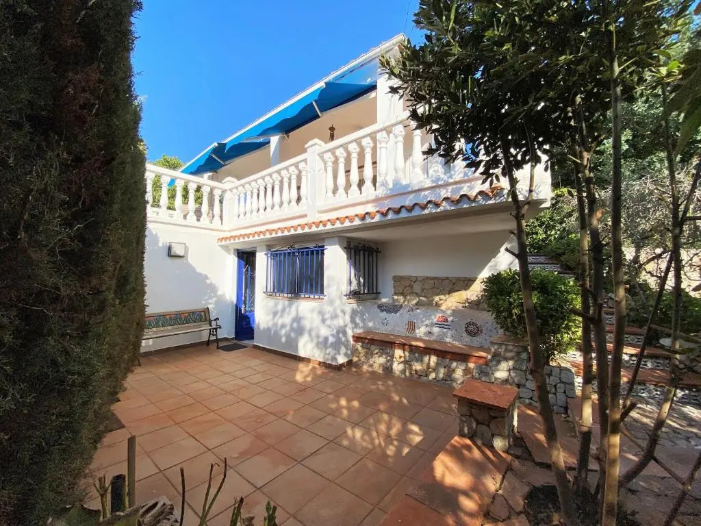 Villa Sitges Les Moreres Beach 15 minutes walking AC Very Confortable Nice Outdoor Areas Pool very sunny