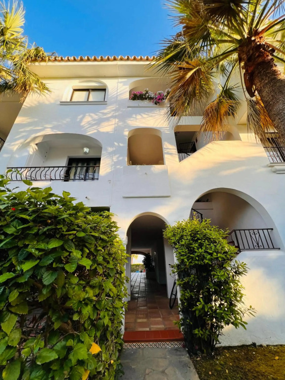 Renovated Apartment with Sea Views and Pool 6 min walk from Beach