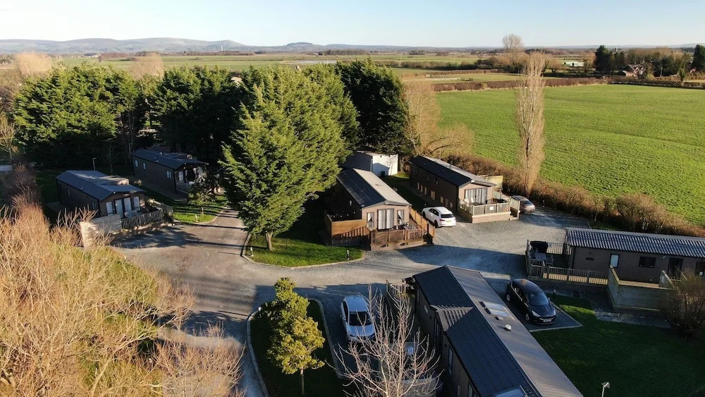 Dog Friendly Lodge With hot Tub, Quiet Location